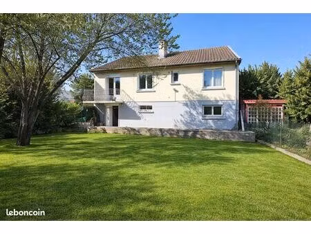 maison à louer dans secteur très calme  proche commodités. offre un cadre idéal pour une f