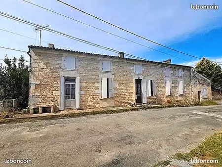 charentaise pleine de charme – habitable de suite – fort potentiel
