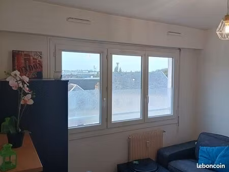 studio calme et lumineux