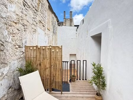 maison de ville rénovée avec terrasse et grand garage – centre de pons