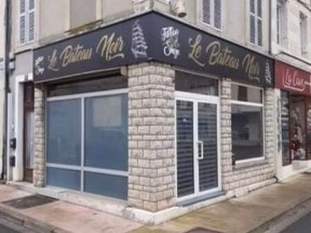 magasin / local commercial / bureau commercial 25 m2 équipé et rénové place du commerce sa