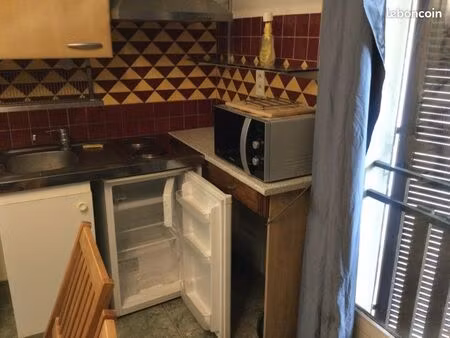 studette en centre bourg de naves 19460