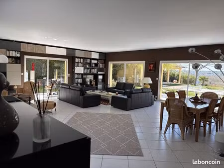 superbe villa d’architecte de plain-pied  224 m²  sur un magnifique terrain arboré de 3 50