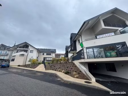 t2 neuf a la place du village à tresserve . idéal sénior proximité commerces  services pos