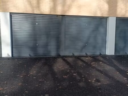 garage fermé à louer