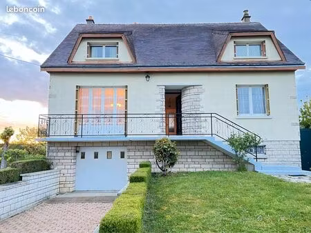 maison spacieuse avec sous-sol aménagé et grand terrain arboré