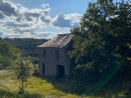 corps de ferme en pierre d'exception sur une crête