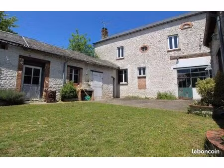 maison ancienne à rénover avec nombreuses dépendances