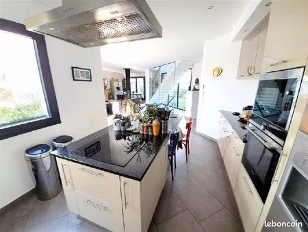 pavillon 7 pièces 232 m²