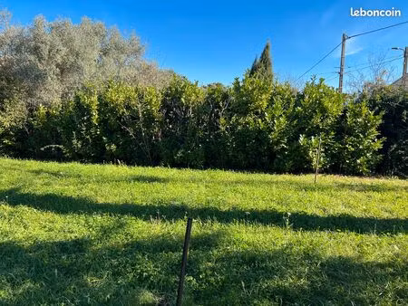 terrain plat 550 m² - libre constructeur - tout à l'égout - proximite nimes
