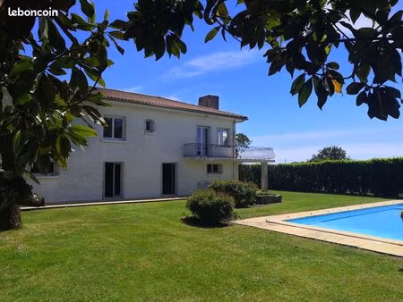 maison familiale avec dépendances  piscine  panneaux solaires (dpe b  ges a)