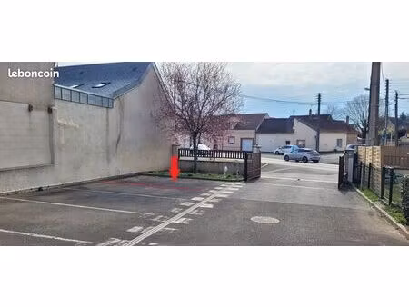 large place de parking