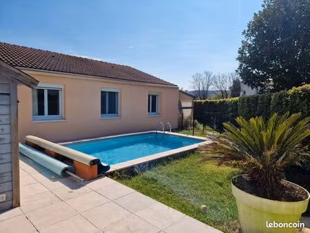 maison de plain-pied 110m2. 4 chambres.jardin.piscine