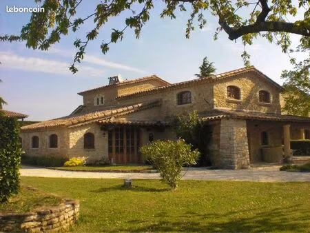 propriété avec piscine et jardin