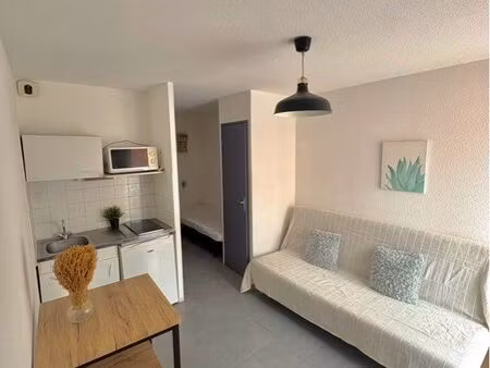 studio rénové avec balcon