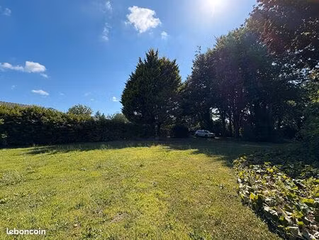 terrain 727 m² combrit