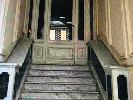 cave a louer ecusson comedie