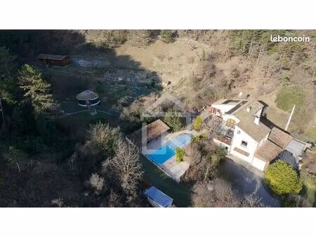 propriété 7 pièces 176 m²