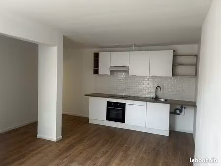 t2 refait à neuf avec extérieur + parking privé