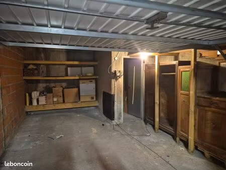 vente grand garage fermé et cave intégrée