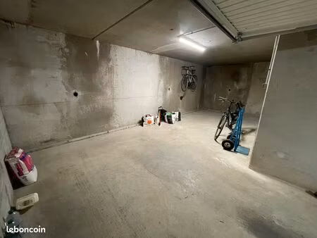 grand box garage fermé sécurisé -port marianne -rare