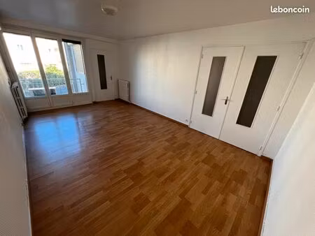 t2 climatisé 1er étage avec balcon  cave et parking