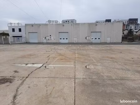 local d'activité 1 300 m²