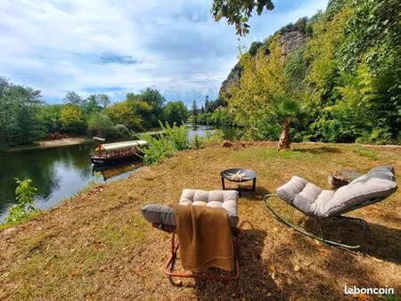 petite maison au bord de l'eau