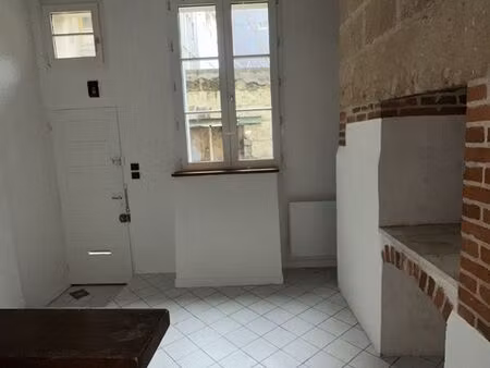 charmant studio poutres apparentes rdc– [tours/ quartier cathédrale]-26.64 m²