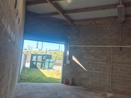 local entrepôt dépôt sécurisé zone pavillonnaire