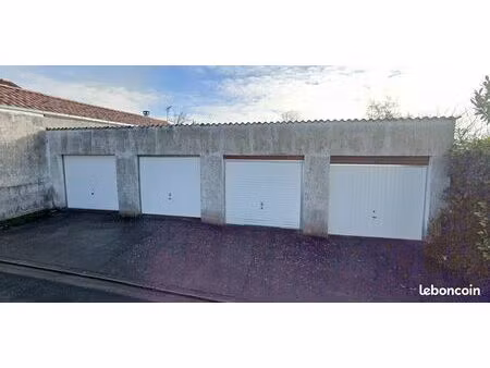 garage fermé 18m² + stationnement – centre saintes