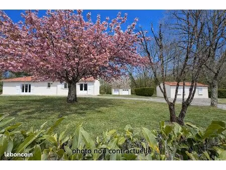 propriété comprenant 2 maisons  garage  piscine. idéal pour les amoureux de la nature