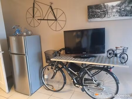 appartement meublé avec balcon et ascenseur situé dans résidence et quartier résidentiel (