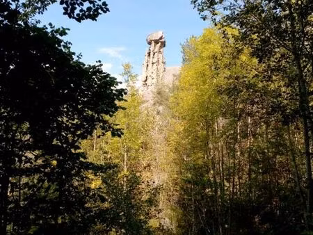 caravane sur terrain au pied du mont ventoux