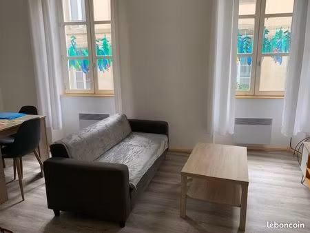 grand t2- meublé-39m2-disponible de suite-rue piétonne