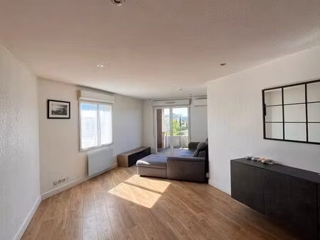 t3 lumineux avec balcon  piscine et 2 parkings – saint-martin-du-touch