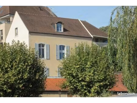 appt à l'étage d'une maison proche quai pasteur