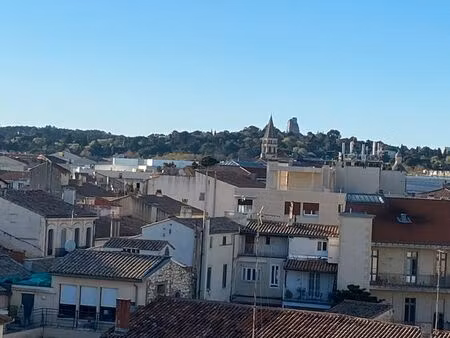 t2 - 700 charges comprises