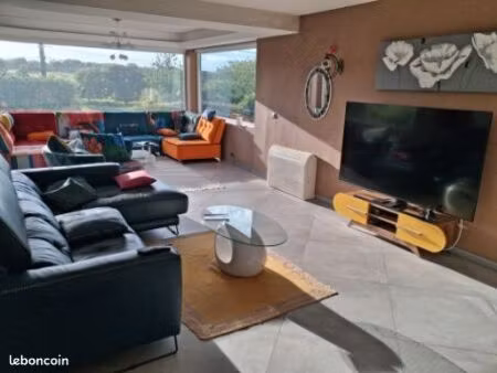 villa de caractere de 200 m² avec piscine secteur mont sous vaudrey