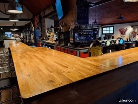 bâtiment de restauration et maison