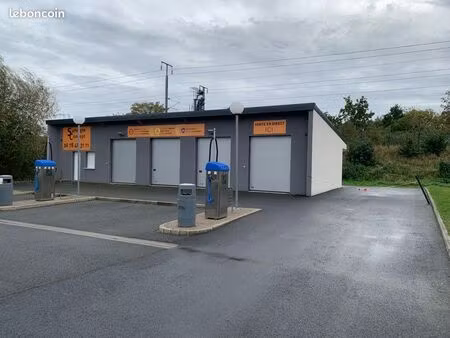 local 4 baies avec toilette