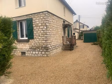 maison rénovée 2 chambres (2 salles de bain) – garage + extérieur – damparis