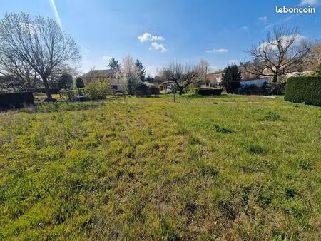 terrain constructible 440 m² / plat / calme