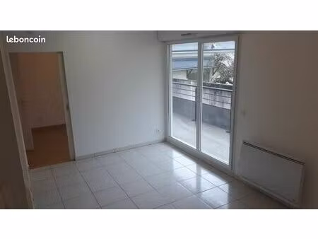 t2 avec terrasse et parking