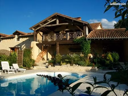 propriété de caractère  rénovée  avec gîte et piscine. calme et tranquillité à la campagne