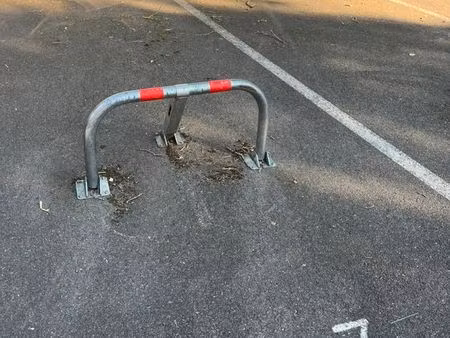 place de parking extérieur à vendre - avec arceau anti-stationnement