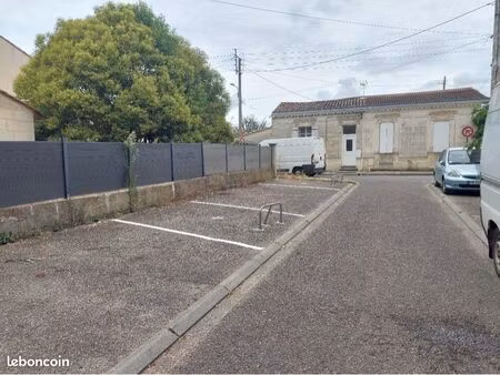 lot 4 places parking extérieur libourne