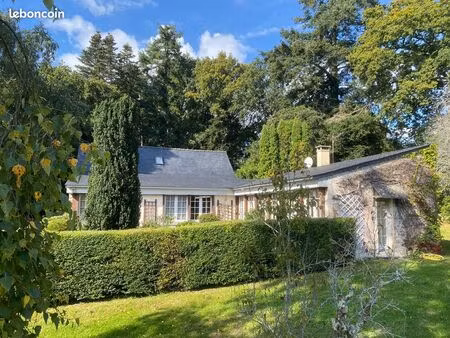 vends belle propriété baignée dans la verdure  avec grande piscine