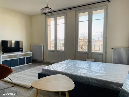 grande chambre meublée rénovée - disponible immédiatement