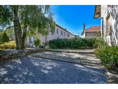 grande maison aux beaux volumes (400 m2) et sa dependance